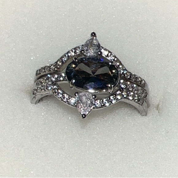 Dazzling Silver Women's Ring with Blue Gemstone - Picture 1 of 3